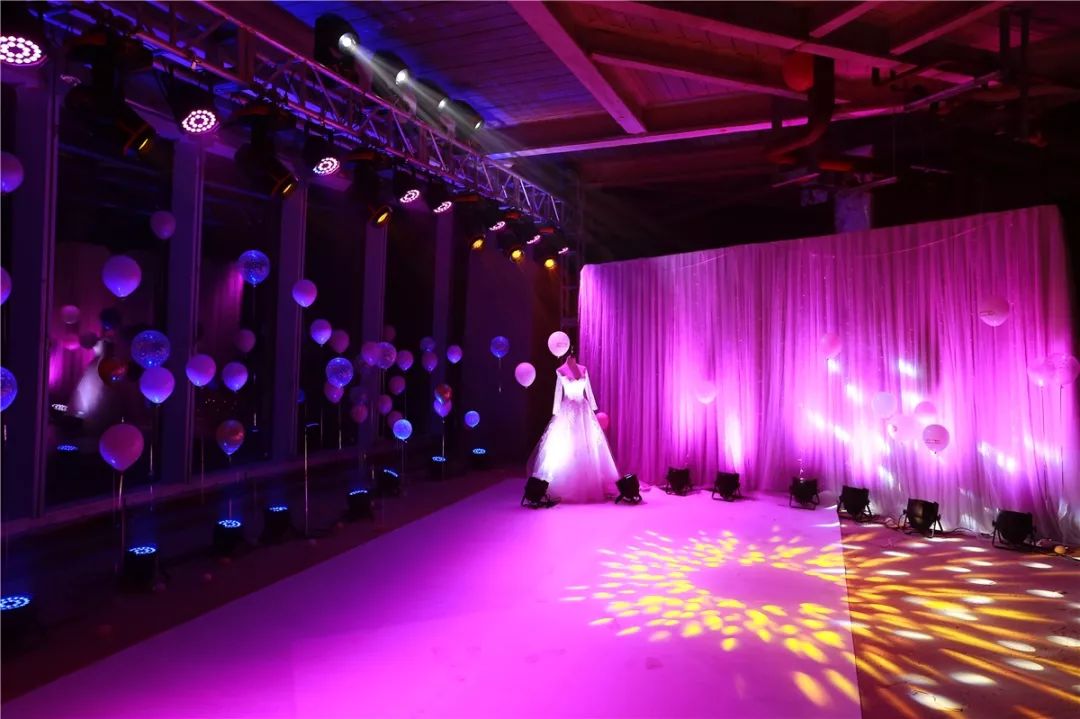 求婚钻戒视频浪漫周大福,周大福400米高空求婚视频