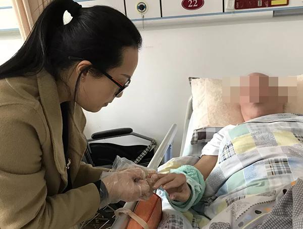 坚持了10年她每周日上门义务为老人修甲