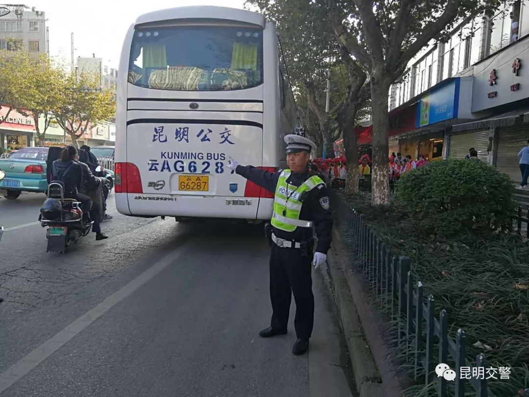 大手牵小手创文明,大手牵小手共创文明的内容