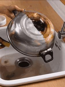 变态的韩国人发明了一款厨房神器，用它擦一擦家里各种锈迹、顽固污渍一扫而光！一分钟亮洁如新！