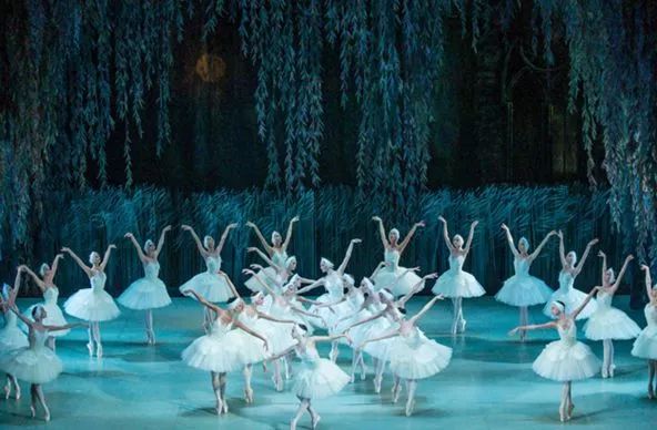 家门口看演出的快乐,家门口看大戏群众乐开怀