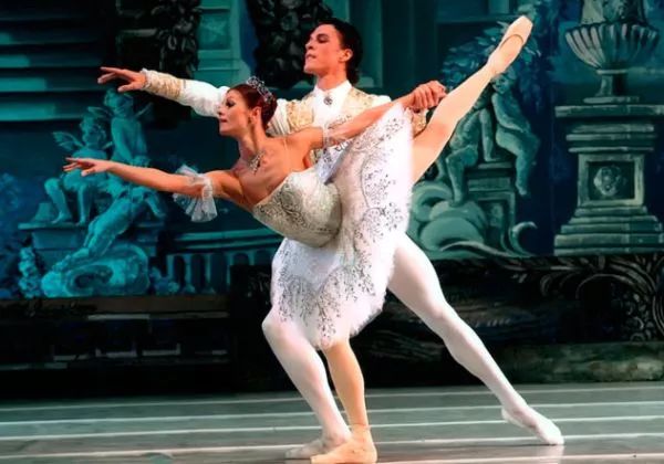 家门口看演出的快乐,家门口看大戏群众乐开怀