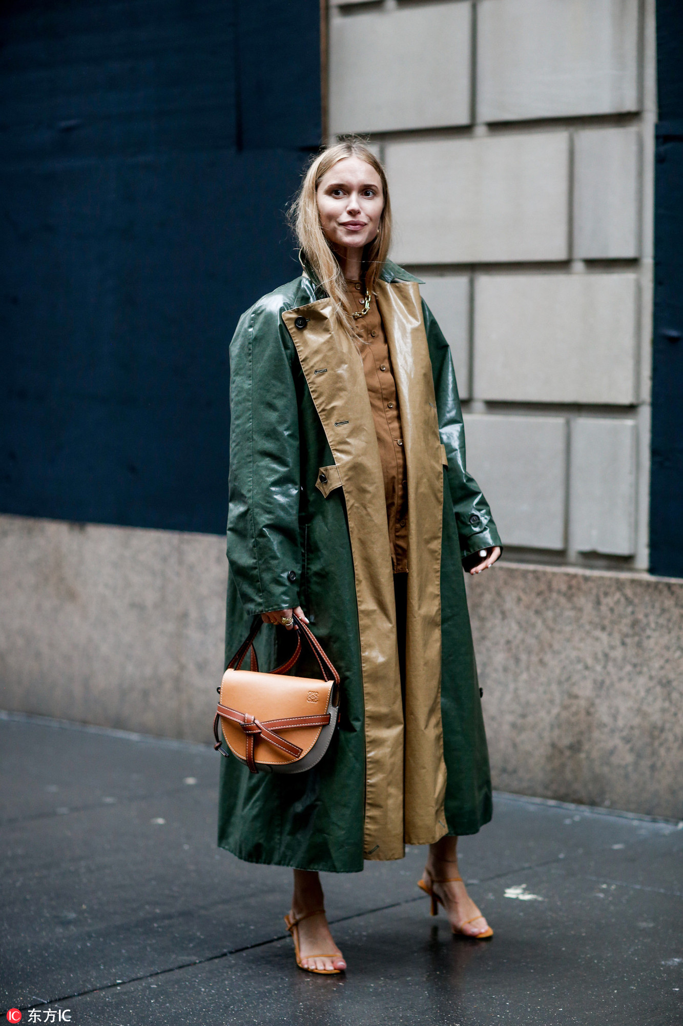 穿那么厚也能做行走的发光体？你的漆皮够亮么！