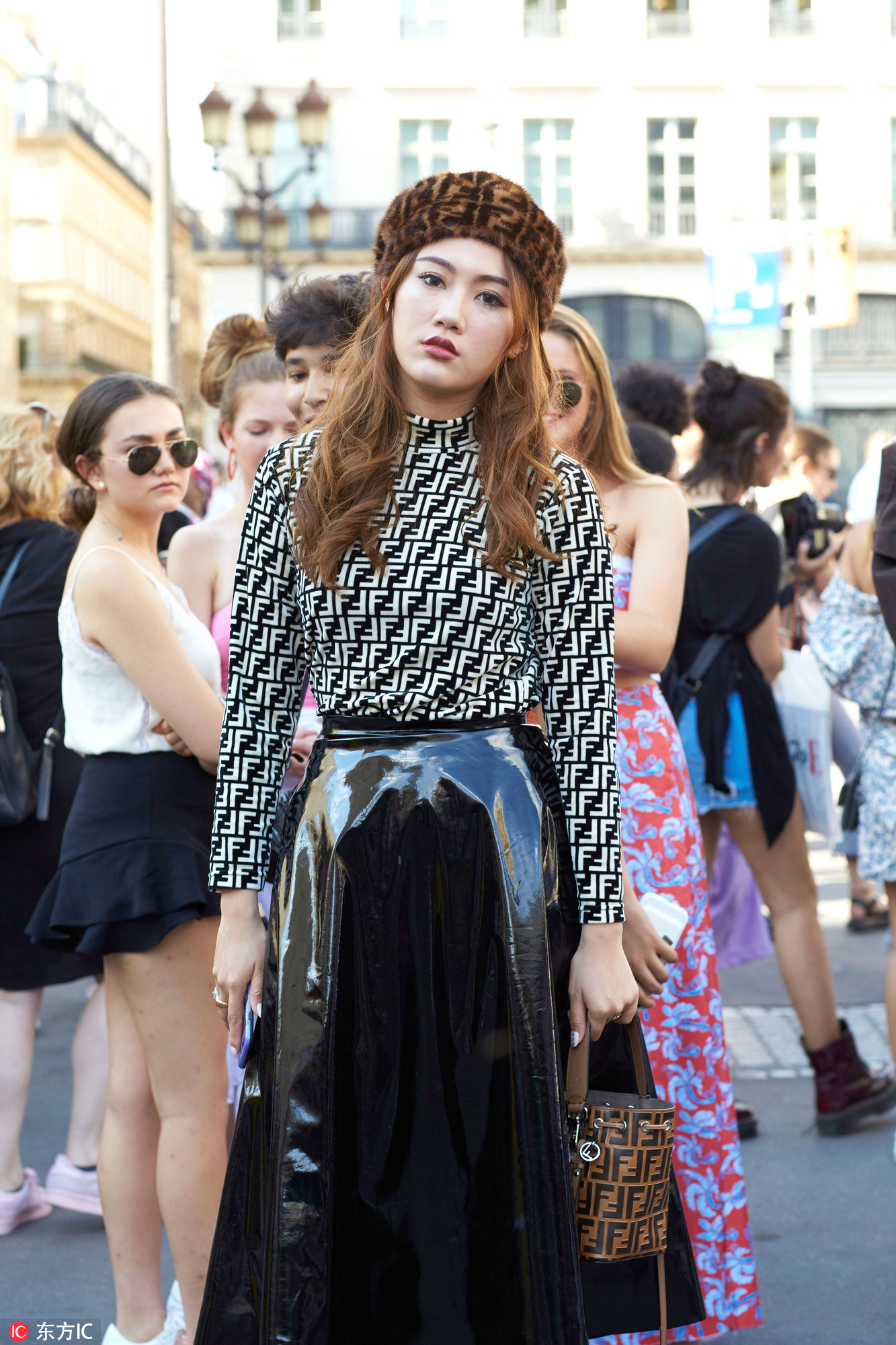 穿那么厚也能做行走的发光体？你的漆皮够亮么！