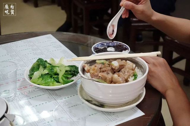 张敬轩住过的这条老街，随便几家美食店，加起来超过150岁！