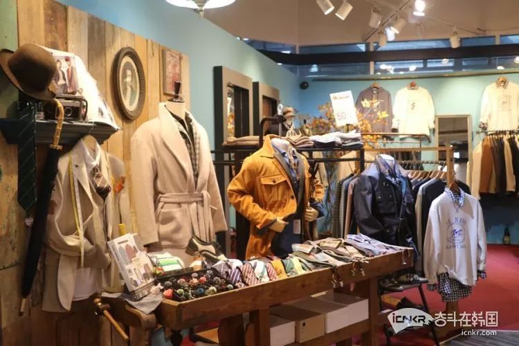 冬季黑色羽绒服高级配色,冬季好看的黑色羽绒服推荐