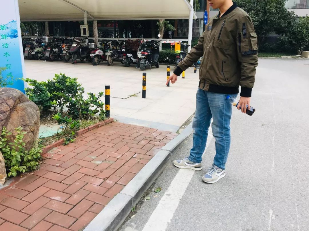 真霸道！小区内“违停”遭物业锁车，交50元才开锁！物业定的“家规”竟还有这些……︱早安武汉