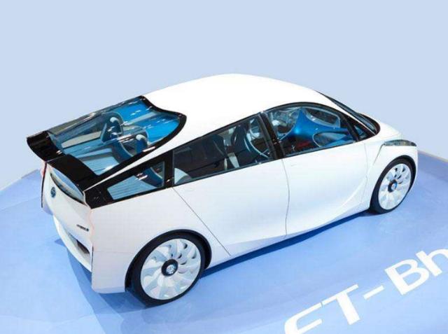 自动挡原地停车开空调挂哪个挡位,自动挡汽车停车停在空挡怎样停