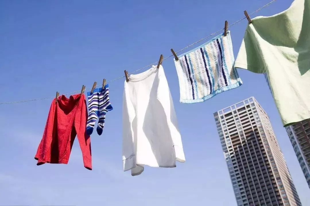 买了新衣服怎么处理才不容易掉色,新衣服第一次怎么洗能护色不掉色