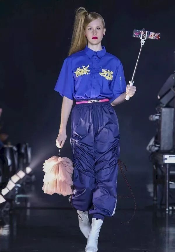 中国大妈才是地球上最敢穿的街头王者!当红时尚单品都是你妈玩剩下的