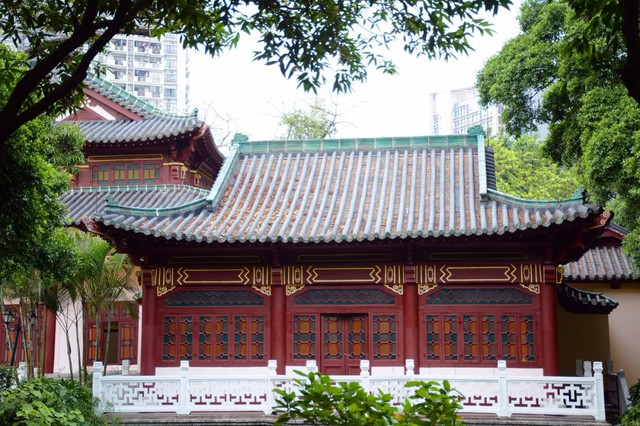 住在西村的人，根本不用煮饭……