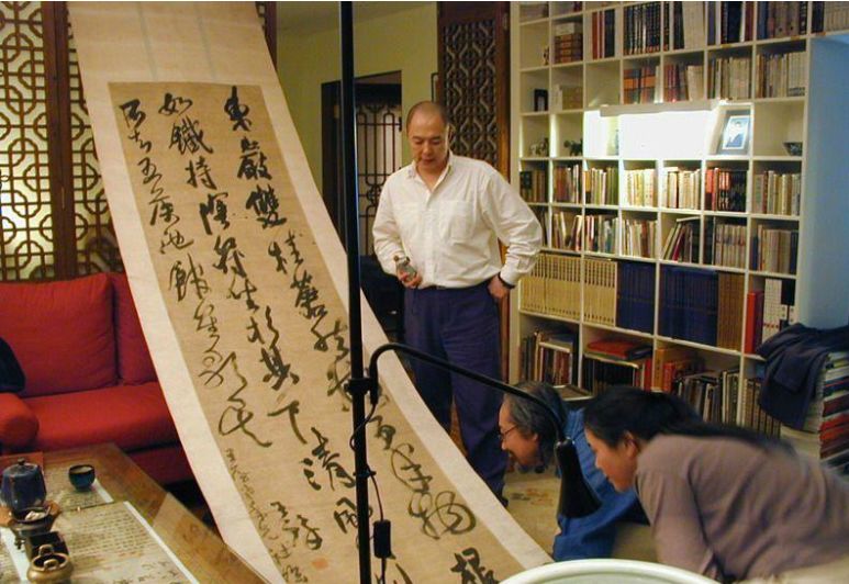 “皇阿玛”张铁林豪宅曝光,一屋子的收藏品究竟价值几何?