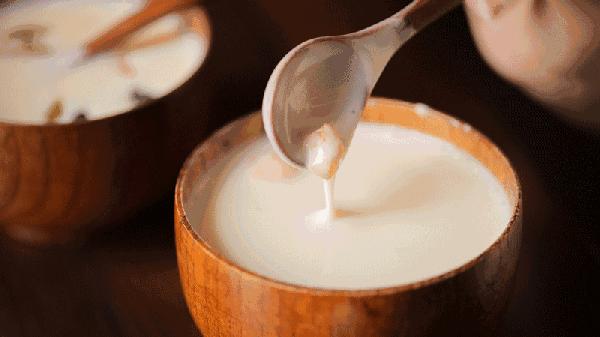 痘痘闭口里面有油脂,鼻子上的痘痘是青春痘还是粉刺