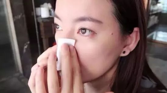 喷一喷，黑头油脂自动溶解！日本爆款清洁喷雾还你一个嫩*b嫩**aby肌！