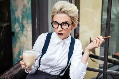 用了美白牙膏白了一颗牙,用了美白牙膏后还用清洁吗