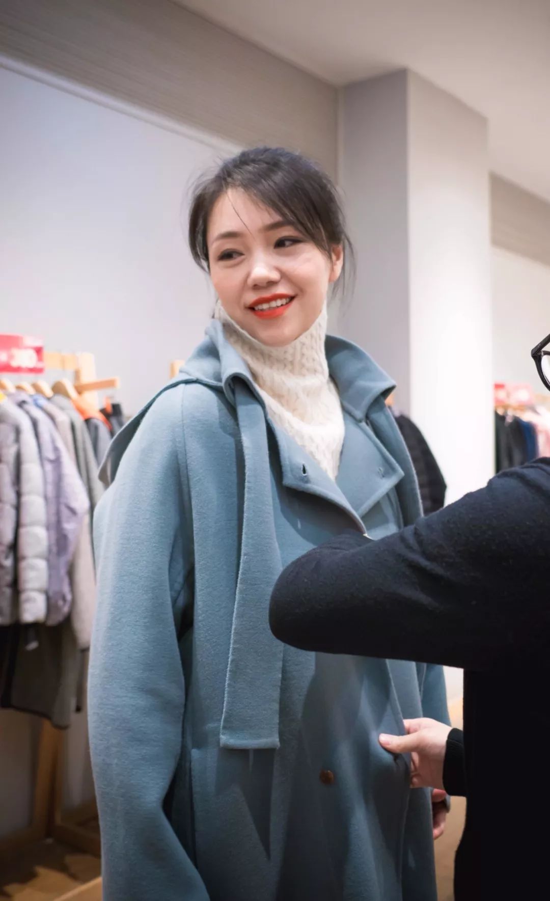 精致的女人走到哪都是靓丽的,女人只有逛街才是最开心的事