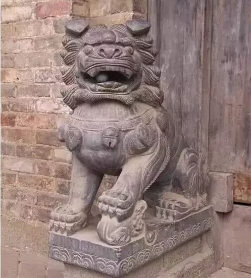 门口石狮子讲究,石狮子公母区别
