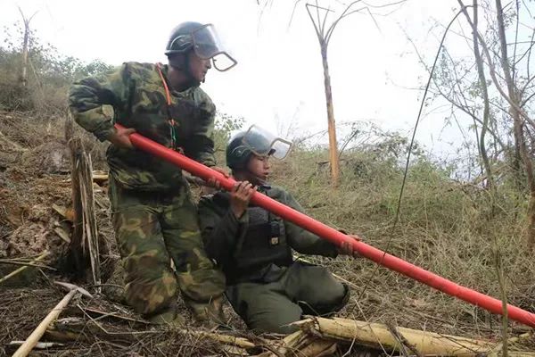 27岁战士扫雷时遇爆炸失去双手双眼，一句话让人泪崩