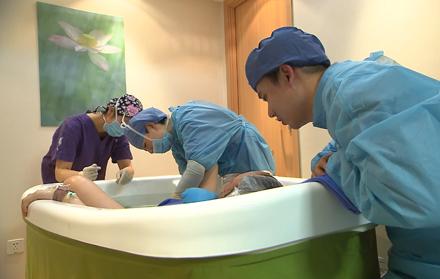 谢依霖讲水中分娩成功,谢依霖水中分娩要多久