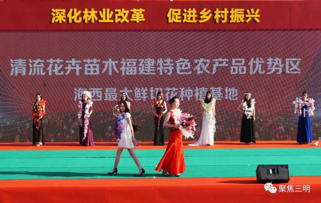 林博会上插花艺术家现场教你插花，还有50多件花艺大师作品亮相！