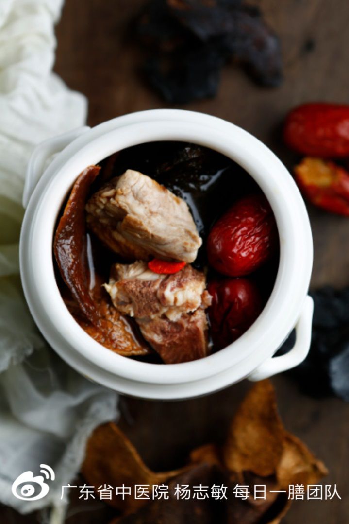 「药食同源」秋冬之时，肌肤枯燥、易脱发是阴血不足的表现！饮食需注意养血润肤、滋肾固发~