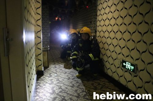 岁月静好负重前行消防员背影,没有英雄负重逆行哪有岁月静好