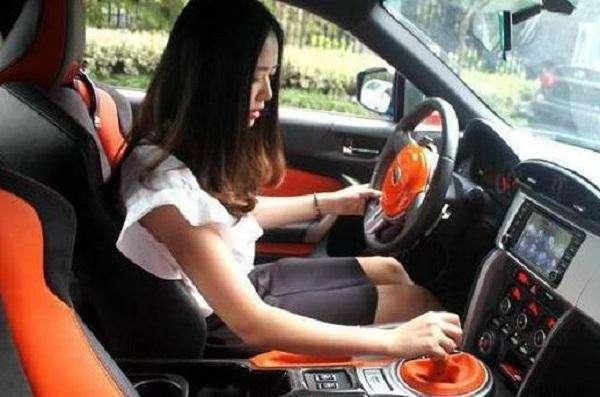 自动挡下坡时切记别挂d挡踩刹车,自动挡车在下坡路怎么停车