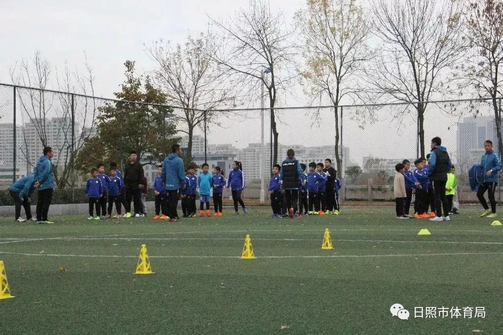 「快来围观这群超级棒的孩子」厚积薄发新力量，日照市足球学校开课啦~
