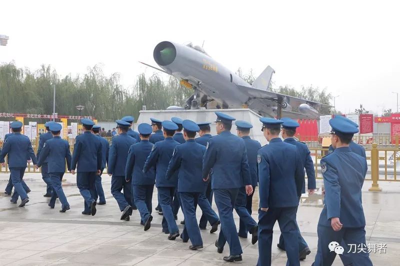 做薪火相传举旗人：北部战区空军部队庆祝空军成立69周年