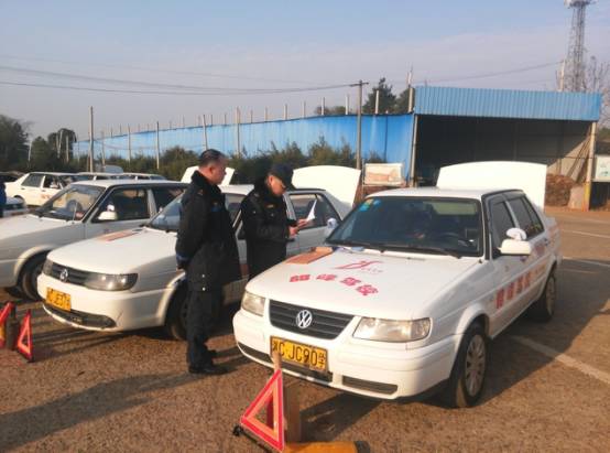 教练车整齐的排成一排,驾校教练车排列图片