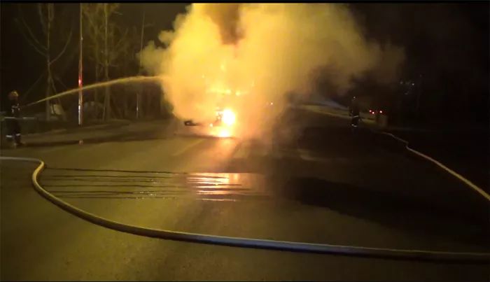 合肥车爆炸着火,合肥面包车爆炸