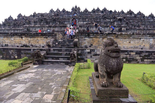 婆罗佛屠，火山灰下的佛教奇观