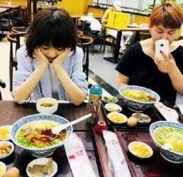 鲁豫脖子上青筋鼓起图片,鲁豫腰太瘦照片