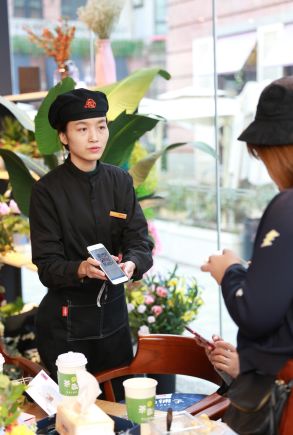 还在等双十一的快递？优秀的人早已不用快递小哥，事发南昌西站……