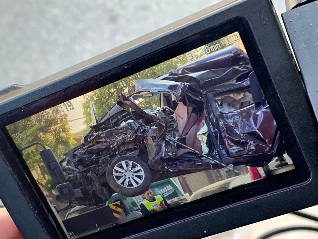 突发南部两辆大货车相撞现场惨烈,二环西高架货车侧翻