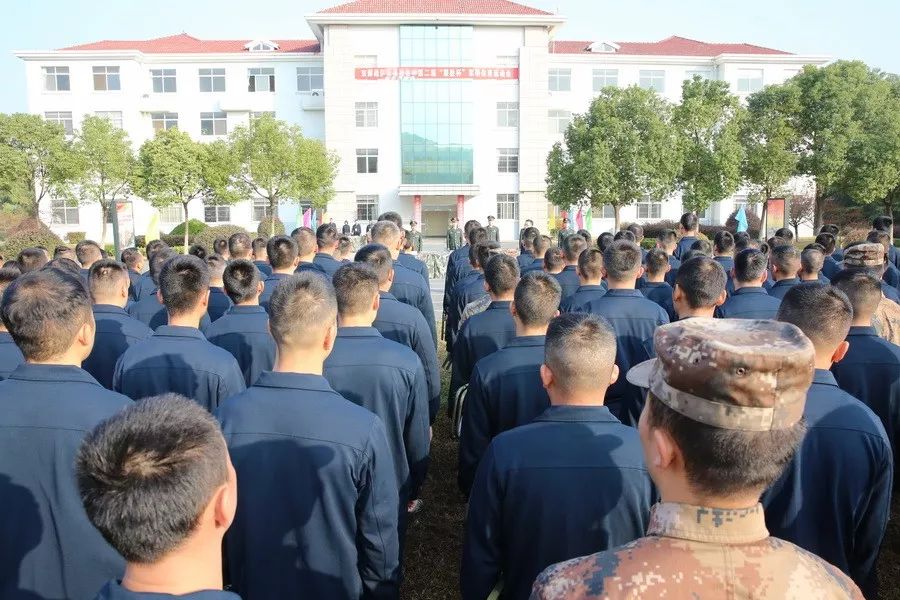 解放军运动会扛着炮跃过障碍,直击军体运动会