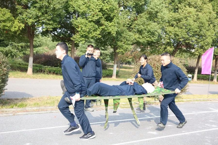 解放军运动会扛着炮跃过障碍,直击军体运动会