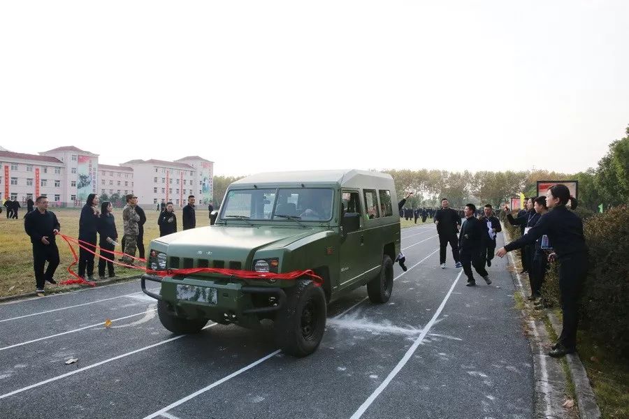 解放军运动会扛着炮跃过障碍,直击军体运动会