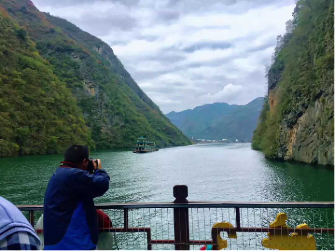 “百万大咖走三峡，当红主播秀红叶”，即将揭开巫山的“盛世美颜”