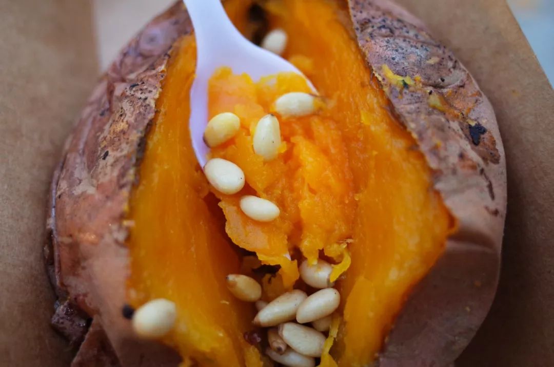 人间不值得但是人间很美好,人间不值得但是你值得是谁说的