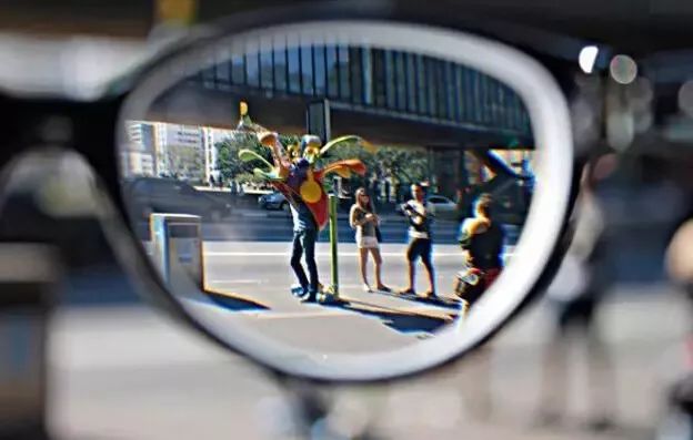 “眼镜儿”们的福利来啦！小编全程直播“全飞秒”激光近视手术！