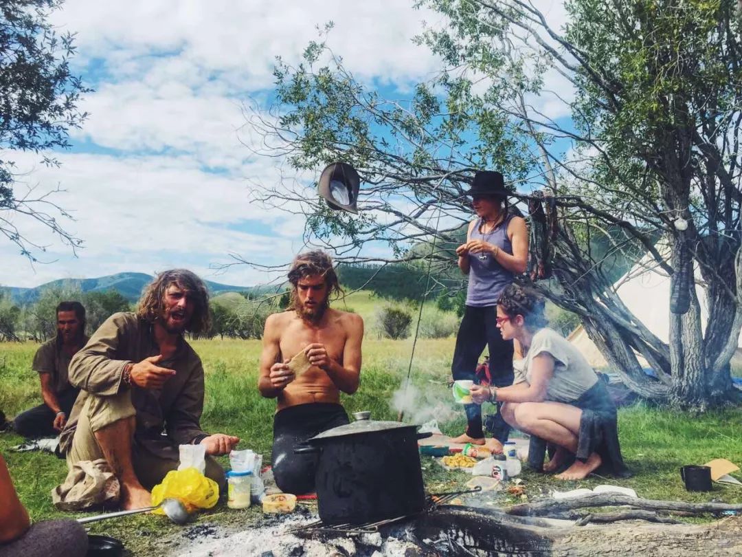 那个开着旅行咖啡车的女孩，暂别荒野重返都市