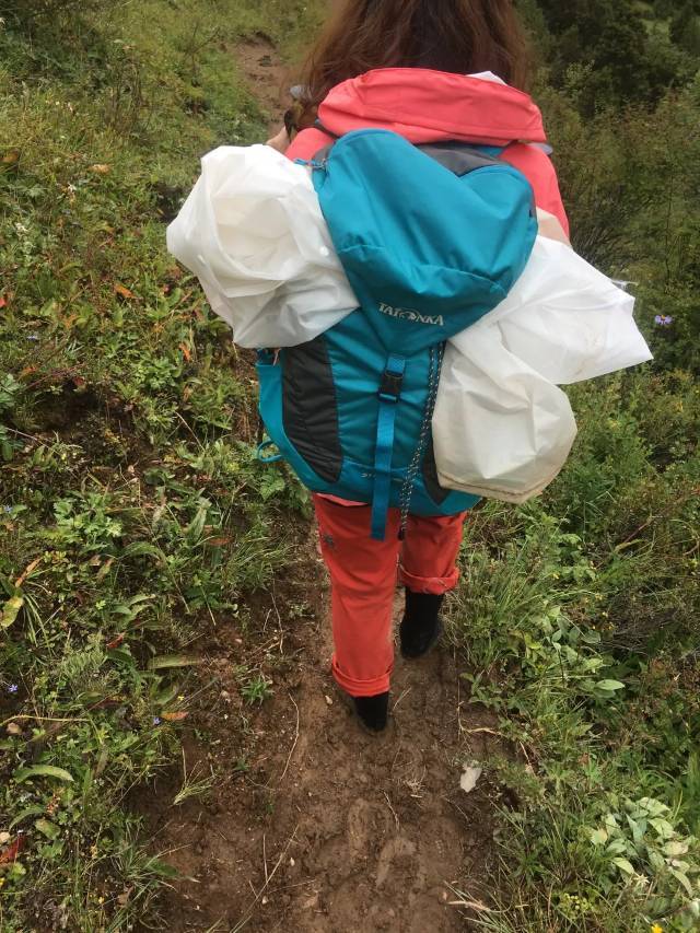 95后妹子赤脚徒步贡嘎山，惊人壮举感动所有人