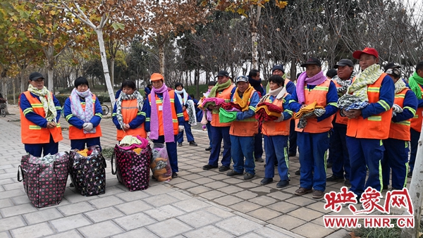 温暖！大学生用卖废品的钱买毛线织300条围脖送给环卫工