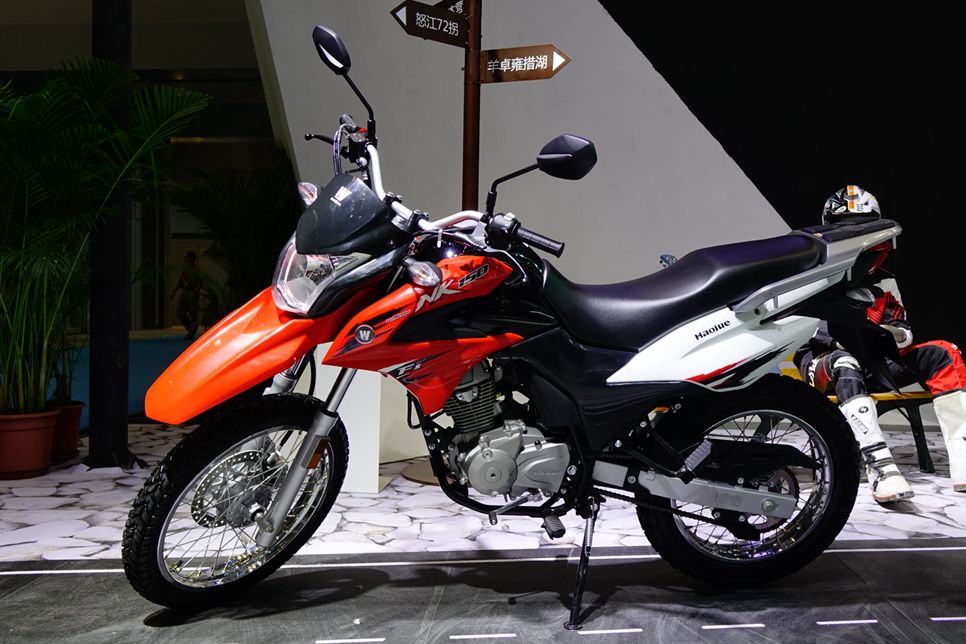 nk150豪爵对比阿普利亚terra150,到店新车视频