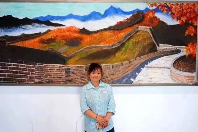 保洁阿姨画黑板报视频,保洁阿姨水平高黑板报画出3d效果