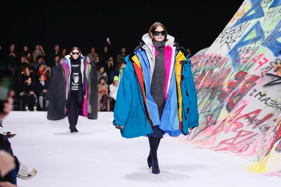 ugg绒绒包,ugg出过透明雪地靴吗