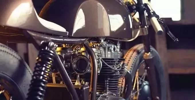 毒物/基督徒460小时的杰作“本田CB250”