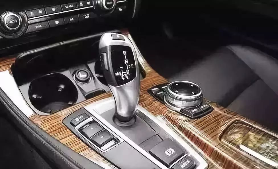 自动挡r挡未停稳挂入p挡,车辆慢速行驶时不小心挂入p挡