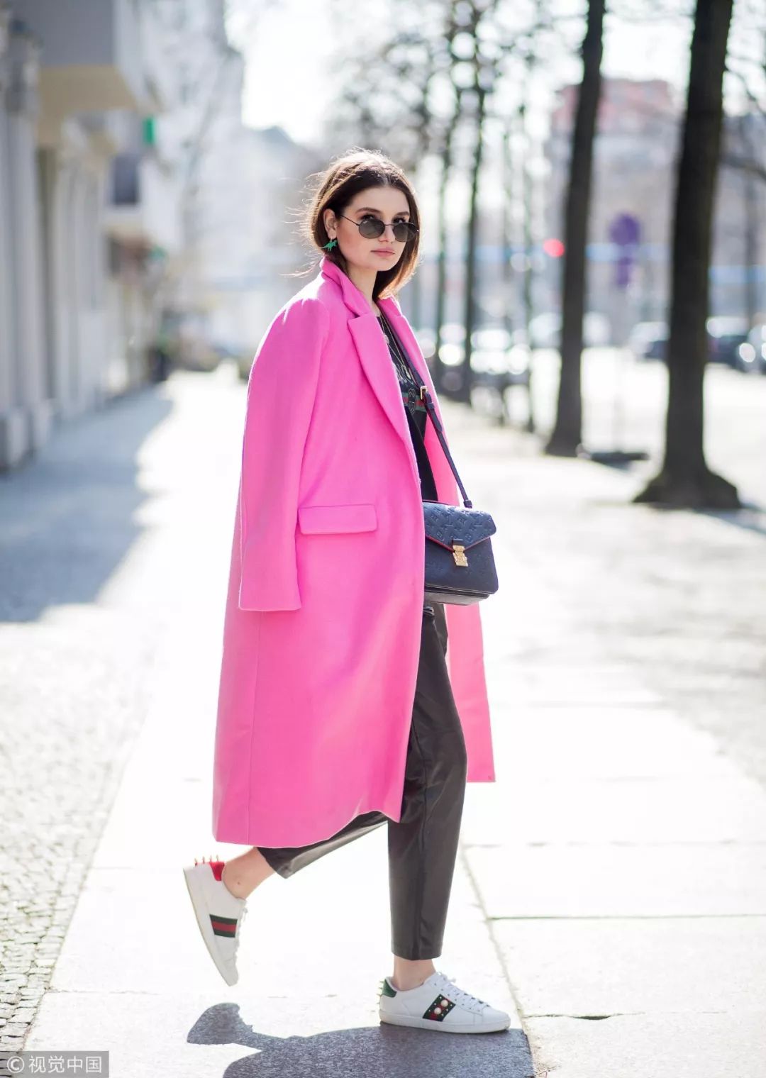 长大衣运动鞋,每次穿长大衣身高不够高跟鞋来凑